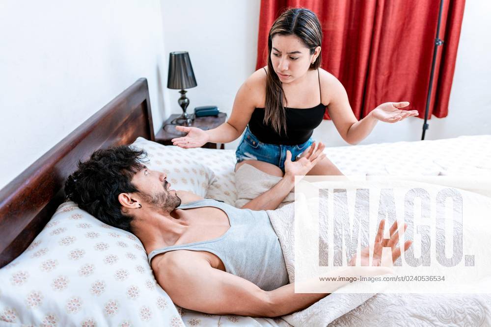 Junges Paar streitet sich im Bett Zimmer. Ehemann streitet mit seiner Frau im Bett. Konzept der Paar Probleme im Bett. Upset Frau mit Mann im Schlafzimmer Bett