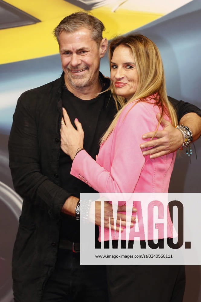 Sven Martinek mit Partnerin Bianca Rütter bei der Premiere des Kinofilms Manta, Manta - Zwoter Teil im Cinedom. Köln