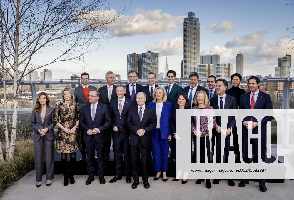 ROTTERDAM - Group photo of Dutch and German cabinet members in the Depot Boijmans Van Beuningen, where mutual consultations are taking place. The cabinets of both countries try to meet annually, mainly to strengthen mutual ties. ANP SEM VAN DER WAL netherlands out - belgium out