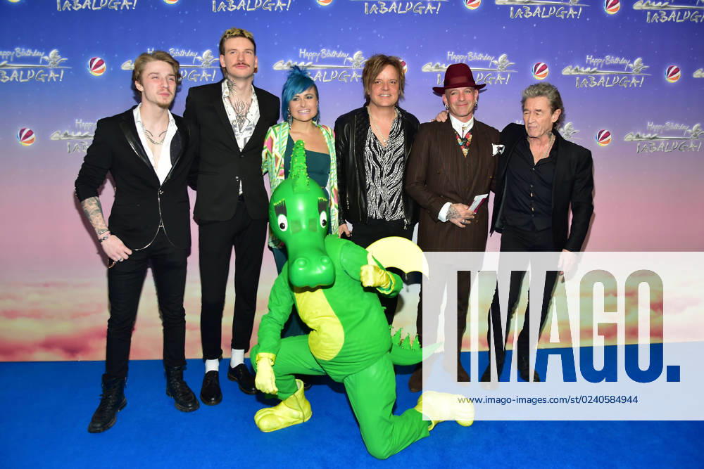 40 Jahrte ãHappy Birthday TabalugaÒ Peter Maffay mit Sohn Yaris Makkay und Band Ankœnft blauer Teppich zur Premiere von 40 Jahre ãHappy Birthday TabalugaÒ am 27. März im Zoo Palast in Berlin