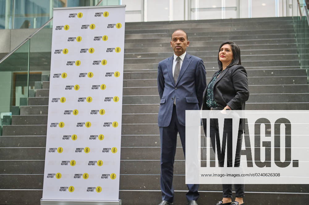 Vorstellung des Amnesty International Reports 2022 23 am 27.03.2023 in Berlin. (Foto: Markus N. Beeko, Generalsekretaer von Amnesty International in Deutschland und Mariam Claren, Aktivistin und Tochter der deutschen Staatsbuergerin und Frauenrechtlerin Nahid Taghavi, die seit Oktober 2020 in Iran rechtswidrig inhaftiert ist). Krieg, Krisen und Unterdrueckung haben laut dem juengsten Amnesty-Report im vergangenen Jahr weltweit zu Massenprotesten gefuehrt. Zugleich waren mit 103 Millionen Menschen so viele auf der Flucht wie nie zuvor, wie aus dem am Dienstag in Berlin veroeffentlichten Bericht der Menschenrechtsorganisation hervorgeht. Massenproteste habe es unter anderem im Iran, in Peru, China und zuletzt in Georgien gegeben. Der Report