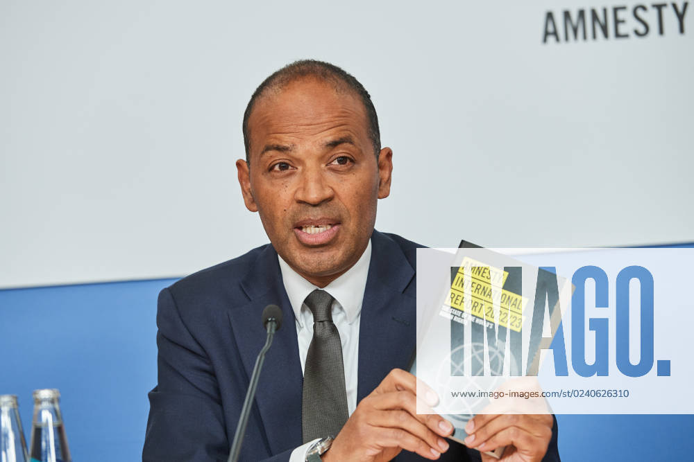 Markus N. Beeko, Generalsekretaer von Amnesty International in Deutschland, am 27.03.2023 bei der Vorstellung des Amnesty International Reports 2022 23 in Berlin. Krieg, Krisen und Unterdrueckung haben laut dem juengsten Amnesty-Report im vergangenen Jahr weltweit zu Massenprotesten gefuehrt. Zugleich waren mit 103 Millionen Menschen so viele auf der Flucht wie nie zuvor, wie aus dem am Dienstag in Berlin veroeffentlichten Bericht der Menschenrechtsorganisation hervorgeht. Massenproteste habe es unter anderem im Iran, in Peru, China und zuletzt in Georgien gegeben. Der Report dokumentiert die Menschenrechtslage in 156 Staaten. (Siehe epd-Meldung vom 28.03.2023)
