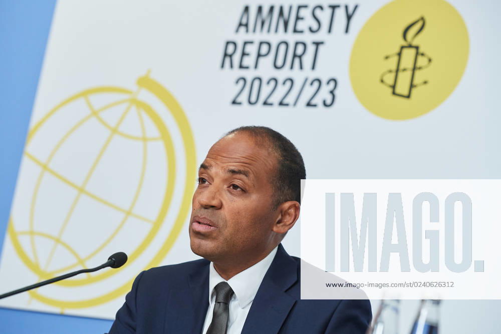 Markus N. Beeko, Generalsekretaer von Amnesty International in Deutschland, am 27.03.2023 bei der Vorstellung des Amnesty International Reports 2022 23 in Berlin. Krieg, Krisen und Unterdrueckung haben laut dem juengsten Amnesty-Report im vergangenen Jahr weltweit zu Massenprotesten gefuehrt. Zugleich waren mit 103 Millionen Menschen so viele auf der Flucht wie nie zuvor, wie aus dem am Dienstag in Berlin veroeffentlichten Bericht der Menschenrechtsorganisation hervorgeht. Massenproteste habe es unter anderem im Iran, in Peru, China und zuletzt in Georgien gegeben. Der Report dokumentiert die Menschenrechtslage in 156 Staaten. (Siehe epd-Meldung vom 28.03.2023)