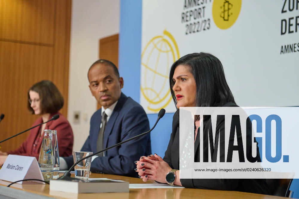 Vorstellung des Amnesty International Reports 2022 23 am 27.03.2023 in Berlin. (Foto v.l.: Katja Herzberg, Pressesprecherin von Amnesty International Deutschland; Markus N. Beeko, Generalsekretaer von Amnesty International in Deutschland und Mariam Claren, Aktivistin und Tochter der deutschen Staatsbuergerin und Frauenrechtlerin Nahid Taghavi, die seit Oktober 2020 in Iran rechtswidrig inhaftiert ist). Krieg, Krisen und Unterdrueckung haben laut dem juengsten Amnesty-Report im vergangenen Jahr weltweit zu Massenprotesten gefuehrt. Zugleich waren mit 103 Millionen Menschen so viele auf der Flucht wie nie zuvor, wie aus dem am Dienstag in Berlin veroeffentlichten Bericht der Menschenrechtsorganisation hervorgeht. Massenproteste habe es unter