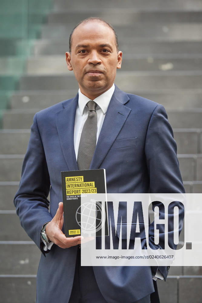 Markus N. Beeko, Generalsekretaer von Amnesty International in Deutschland, am 27.03.2023 bei der Vorstellung des Amnesty International Reports 2022 23 in Berlin. Krieg, Krisen und Unterdrueckung haben laut dem juengsten Amnesty-Report im vergangenen Jahr weltweit zu Massenprotesten gefuehrt. Zugleich waren mit 103 Millionen Menschen so viele auf der Flucht wie nie zuvor, wie aus dem am Dienstag in Berlin veroeffentlichten Bericht der Menschenrechtsorganisation hervorgeht. Massenproteste habe es unter anderem im Iran, in Peru, China und zuletzt in Georgien gegeben. Der Report dokumentiert die Menschenrechtslage in 156 Staaten. (Siehe epd-Meldung vom 28.03.2023)