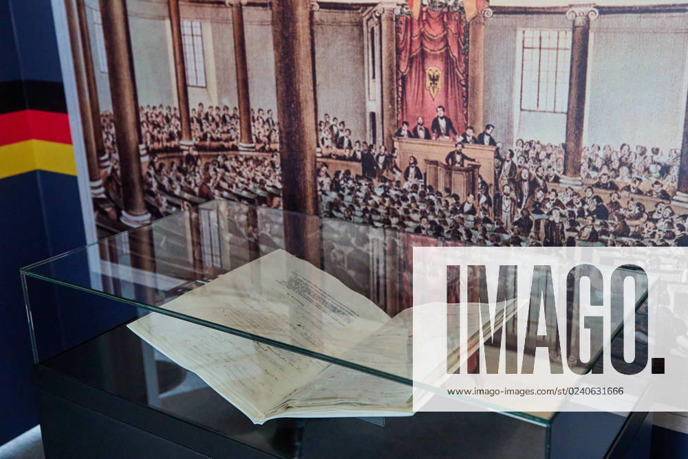 Der Bundestag in Berlin zeigt ab Montag (27.03.2023) fuer eine Woche die originale Paulskirchenverfassung im Rahmen einer Ausstellung zur deutschen Verfassungsgeschichte. (Foto: Die originale Paulskirchenverfassung wird in einer klimatisierten Glasvitrine ausgestellt und darf nur fuer kurze Zeit dem Tageslicht ausgesetzt werden) Damit erinnert der Deutsche Bundestag an die Revolution von 1848 49 und die Nationalversammlung in der Frankfurter Paulskirche. Das historische Dokument ist normalerweise im Deutschen Historischen Museum zu sehen. Da die Dauerausstellung derzeit wegen Bauarbeiten geschlossen ist, wird der Bundestag den Angaben zufolge in diesem Jahr der einzige Ort sein, an dem die Paulskirchenverfassung praesentiert wird.
