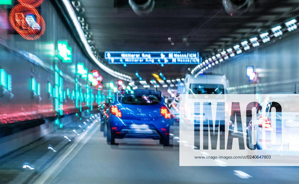Verkehr auf dem Mittleren Ring, Autos fahren durch einen Tunnel, München, März 2023 Deutschland, München, März 2023, Verkehr auf dem Mittleren Ring, Autos fahren durch einen Tunnel, mehrspurige Strasse, Lichtspuren durch Langzeitbelichtung, Stadtverkehr, Autos, Symbolfoto Tunnelblick, Autofahrer sieht alles doppelt, betrunken Auto fahren, Trunkenheit, Alkohol am Steuer, Drogen am Steuer, Januar 2023, Bayern, bayerisch,