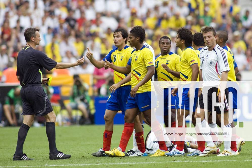 FIFA Schiedsrichter Valentin Ivanov (Rußland, li.) im Gespräch mit Ivan Kaviedes (2.v.li.) und Patricio Urrutia (3.v.li., beide Ecuador) Fußball WM Herren WM 2006, Länderspiel, Nationalteam, Gruppe A, Ecuador - Deutschland 0:3 Gruppe Berlin Fußball WM Herren WM 2006, Länderspiel, Nationalteam, Gruppe A, Ecuador - Deutschland 0:3 Gruppe Berlin