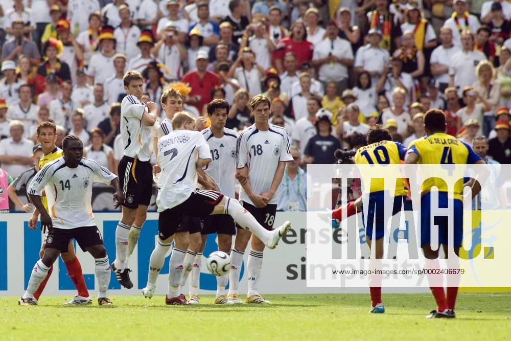Ivan Kaviedes (Ecuador, 2.v.re.) schießt einen Freistoß in Richtung der deutschen Mauer : Tim Borowski (3.v.re.), Michael Ballack (4.v.re.), Bastian Schweinsteiger (5.v.re.), Per Mertesacker (4.v.li.), Arne Friedrich (3.v.li.) und .... Fußball WM Herren WM 2006, Länderspiel, Nationalteam, Gruppe A, Ecuador - Deutschland 0:3 Totale Berlin Fußball WM Herren WM 2006, Länderspiel, Nationalteam, Gruppe A, Ecuador - Deutschland 0:3 Totale Berlin