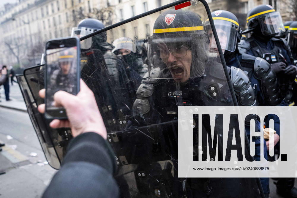 Heurts violents entre manifestants et les forces de l ordre NEWS : 10e jour de manifestation contre la reforme des retraites - violence - Paris - 28 03 2023 JBAutissier Panoramic
