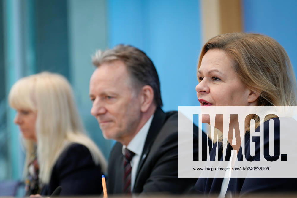 Bundespressekonferenz zur Polizeiliche Kriminalstatistik 2022 Aktuell,30.03.2023,Berlin,Bundesministerin des Innern und für Heimat Nancy Faeser gemeinsam mit Praesident des Bundeskriminalamt (BKA) Holger Muench, Iris Spranger, Vorsitzende der Innenministerkonferenz (IMK) und Senatorin für inneres, Digitalisierung und Sport, Land Berlin, bei der Bundespressekonferenz in Berlin bei der Polizeiliche Kriminalstatistik 2022