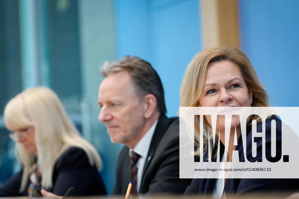 Bundespressekonferenz zur Polizeiliche Kriminalstatistik 2022 Aktuell,30.03.2023,Berlin,Bundesministerin des Innern und für Heimat Nancy Faeser gemeinsam mit Praesident des Bundeskriminalamt (BKA) Holger Muench, Iris Spranger, Vorsitzende der Innenministerkonferenz (IMK) und Senatorin für inneres, Digitalisierung und Sport, Land Berlin, bei der Bundespressekonferenz in Berlin bei der Polizeiliche Kriminalstatistik 2022