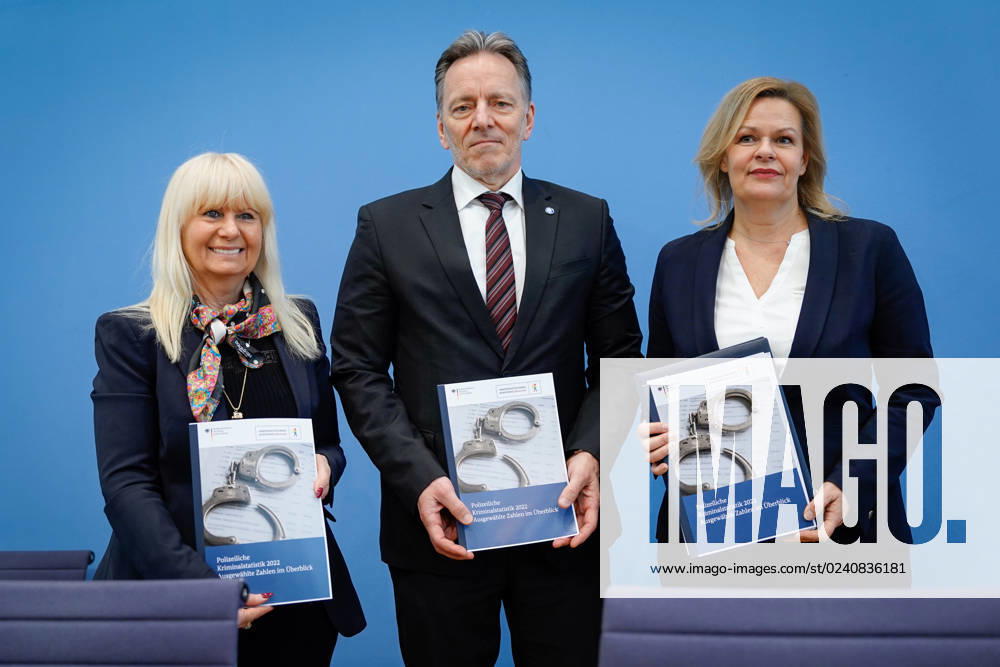 Bundespressekonferenz zur Polizeiliche Kriminalstatistik 2022 Aktuell,30.03.2023,Berlin,Bundesministerin des Innern und für Heimat Nancy Faeser gemeinsam mit Praesident des Bundeskriminalamt (BKA) Holger Muench, Iris Spranger, Vorsitzende der Innenministerkonferenz (IMK) und Senatorin für inneres, Digitalisierung und Sport, Land Berlin, bei der Bundespressekonferenz in Berlin bei der Polizeiliche Kriminalstatistik 2022