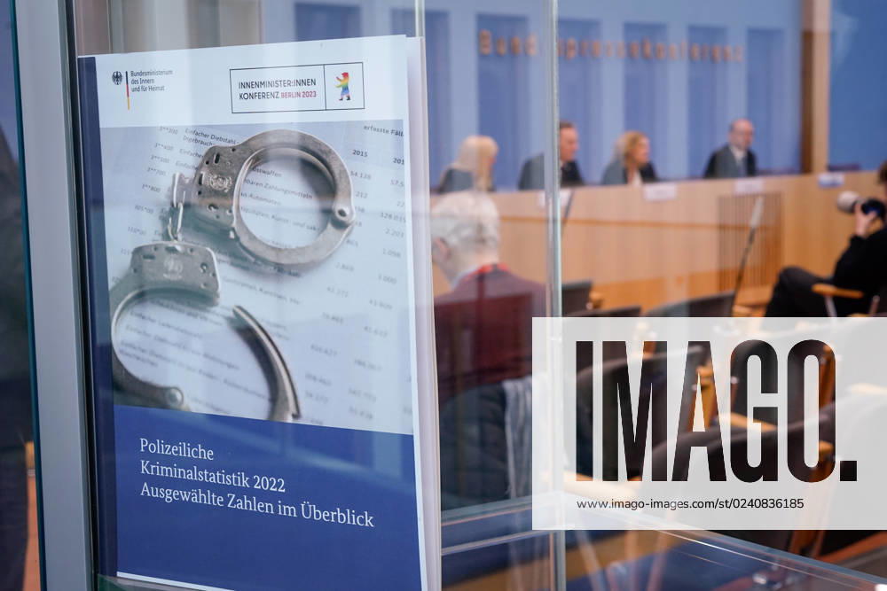 Bundespressekonferenz zur Polizeiliche Kriminalstatistik 2022 Aktuell,30.03.2023,Berlin,Bundesministerin des Innern und für Heimat Nancy Faeser gemeinsam mit Praesident des Bundeskriminalamt (BKA) Holger Muench, Iris Spranger, Vorsitzende der Innenministerkonferenz (IMK) und Senatorin für inneres, Digitalisierung und Sport, Land Berlin, Tim Szent-Ivanyi von der Bundespressekonferenz und RedaktionsNetzwerk Deutschland, bei der Bundespressekonferenz in Berlin bei der Polizeiliche Kriminalstatistik 2022