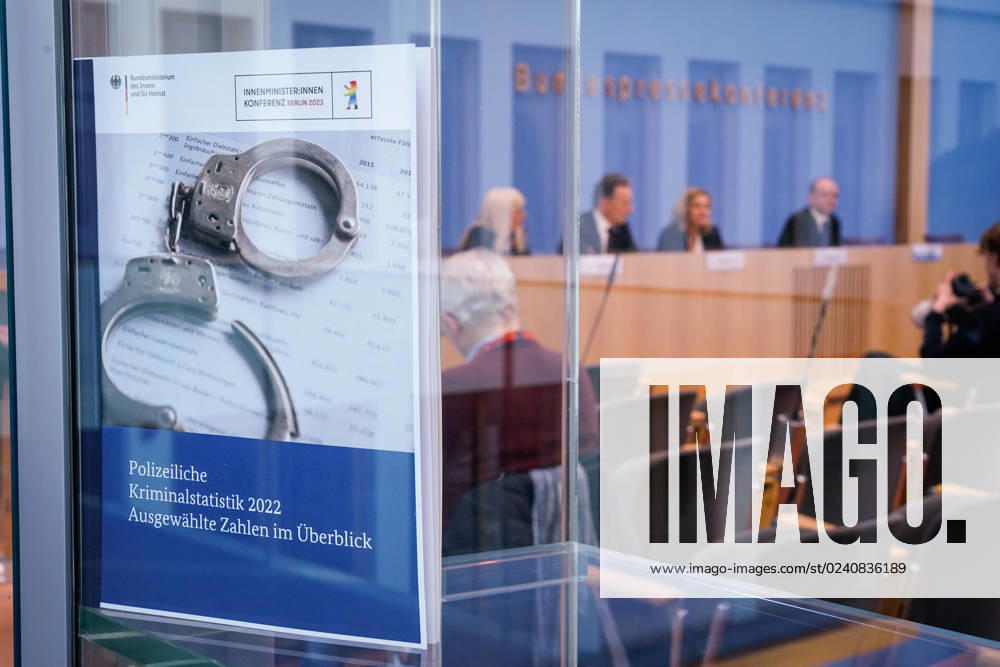 Bundespressekonferenz zur Polizeiliche Kriminalstatistik 2022 Aktuell,30.03.2023,Berlin,Bundesministerin des Innern und für Heimat Nancy Faeser gemeinsam mit Praesident des Bundeskriminalamt (BKA) Holger Muench, Iris Spranger, Vorsitzende der Innenministerkonferenz (IMK) und Senatorin für inneres, Digitalisierung und Sport, Land Berlin, Tim Szent-Ivanyi von der Bundespressekonferenz und RedaktionsNetzwerk Deutschland, bei der Bundespressekonferenz in Berlin bei der Polizeiliche Kriminalstatistik 2022