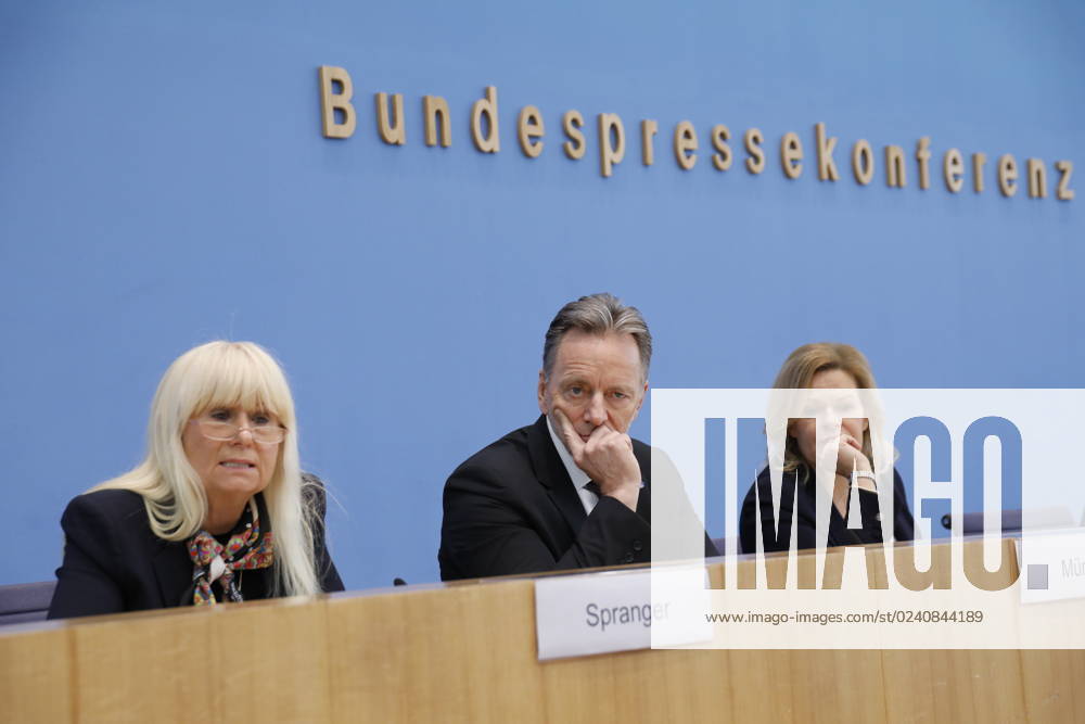 Iris Spranger, Vorsitzende der Innenministerkonferenz (IMK) und Senatorin für inneres, Digitalisierung und Sport, Land Berlin, Holger Münch, Präsident des Bundeskriminalamtes (BKA), Bundesministerin des Innern und für Heimat Nancy Faeser, Deutschland, Berlin, Bundespressekonferenz, Thema: Polizeiliche Kriminalstatistik 2022