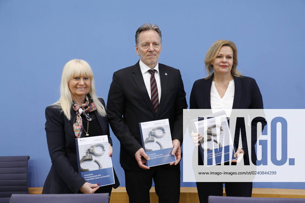 Iris Spranger, Vorsitzende der Innenministerkonferenz (IMK) und Senatorin für inneres, Digitalisierung und Sport, Land Berlin, Holger Münch, Präsident des Bundeskriminalamtes (BKA), Bundesministerin des Innern und für Heimat Nancy Faeser, Deutschland, Berlin, Bundespressekonferenz, Thema: Polizeiliche Kriminalstatistik 2022