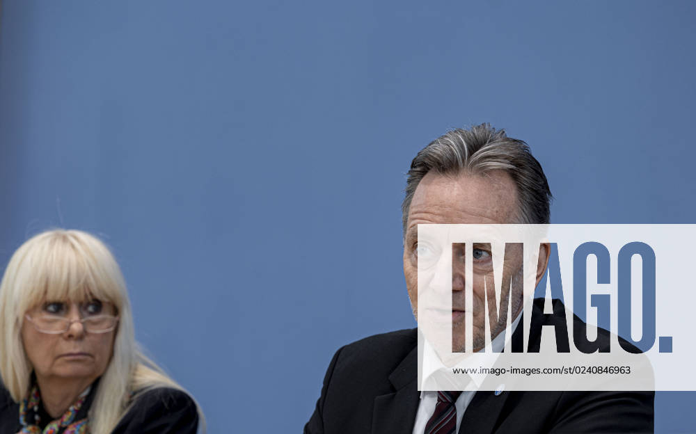 Iris Spranger, Vorsitzende der Innenministerkonferenz (IMK) und Senatorin fâˆöºr Inneres, Digitalisierung und Sport in Berlin und Holger Mâˆöºnch, PrâˆöÂßsident des Bundeskriminalamtes (BKA) wâˆöÂßhrend einer Bundespressekonferenz zur Polizeilichen Kriminialstatistik 2022 in Berlin, 30.03.2023. Berlin Deutschland