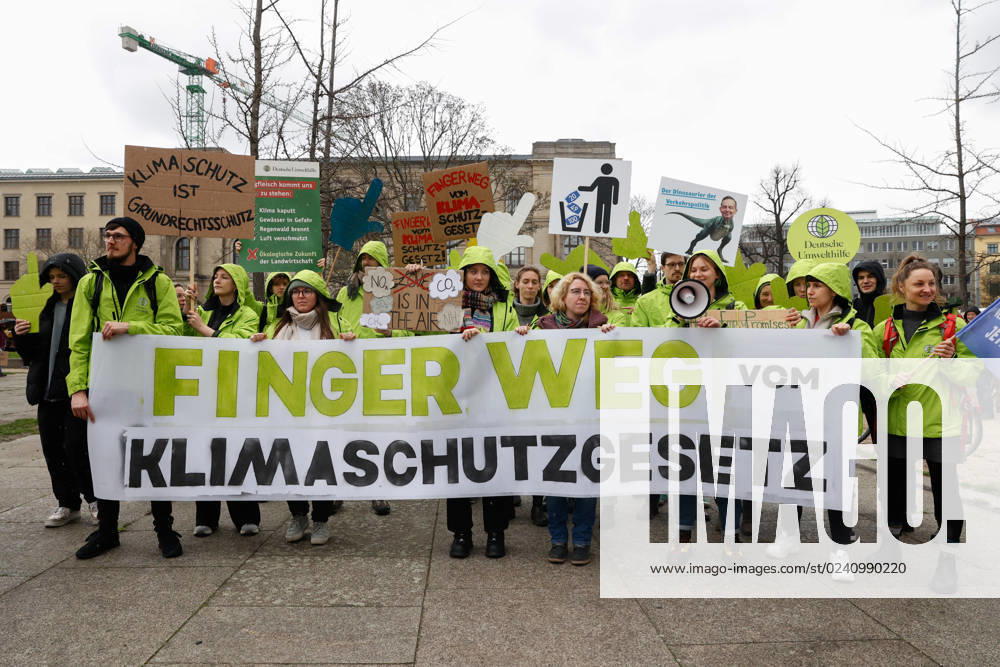 Demo der Bewegung Fridays for Future gegen die Klimaschutz Ergebnisse der Sitzung des Koalitionsausschusses vor dem Verkehrsministerium am 31.03,23 in Berlin Fridays for Future Demo gegen Klimaschutz Gesetz in Berlin