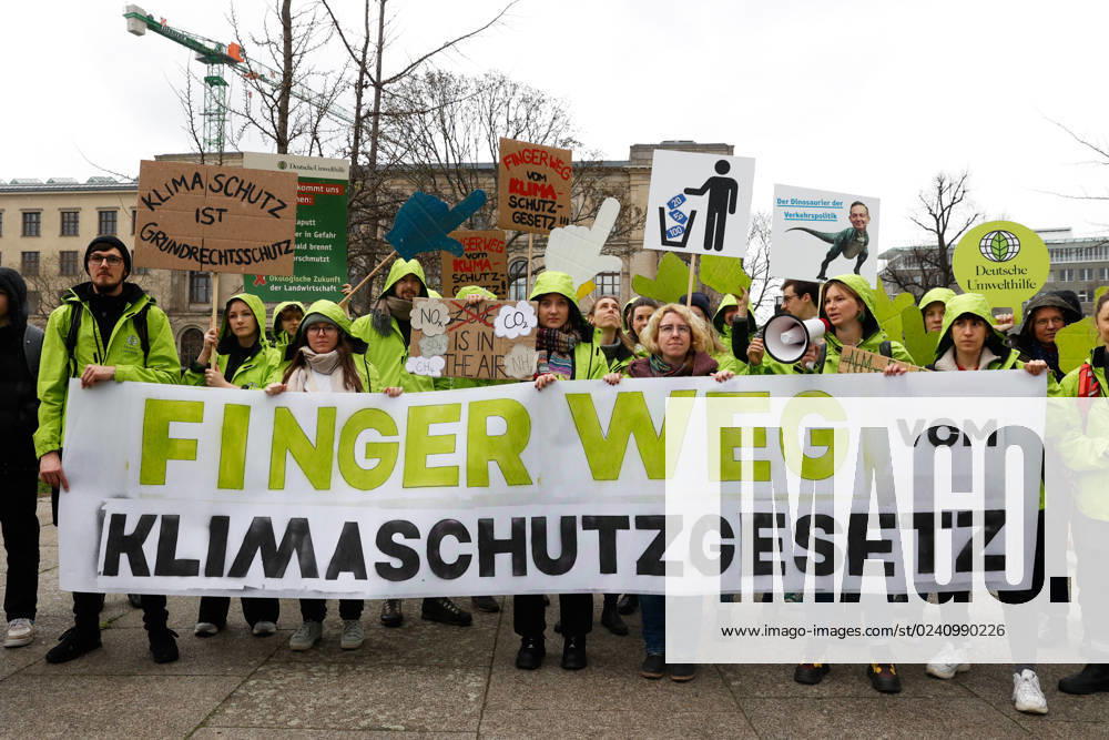 Demo der Bewegung Fridays for Future gegen die Klimaschutz Ergebnisse der Sitzung des Koalitionsausschusses vor dem Verkehrsministerium am 31.03,23 in Berlin Fridays for Future Demo gegen Klimaschutz Gesetz in Berlin