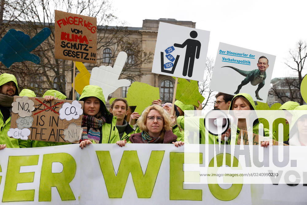 Demo der Bewegung Fridays for Future gegen die Klimaschutz Ergebnisse der Sitzung des Koalitionsausschusses vor dem Verkehrsministerium am 31.03,23 in Berlin Fridays for Future Demo gegen Klimaschutz Gesetz in Berlin