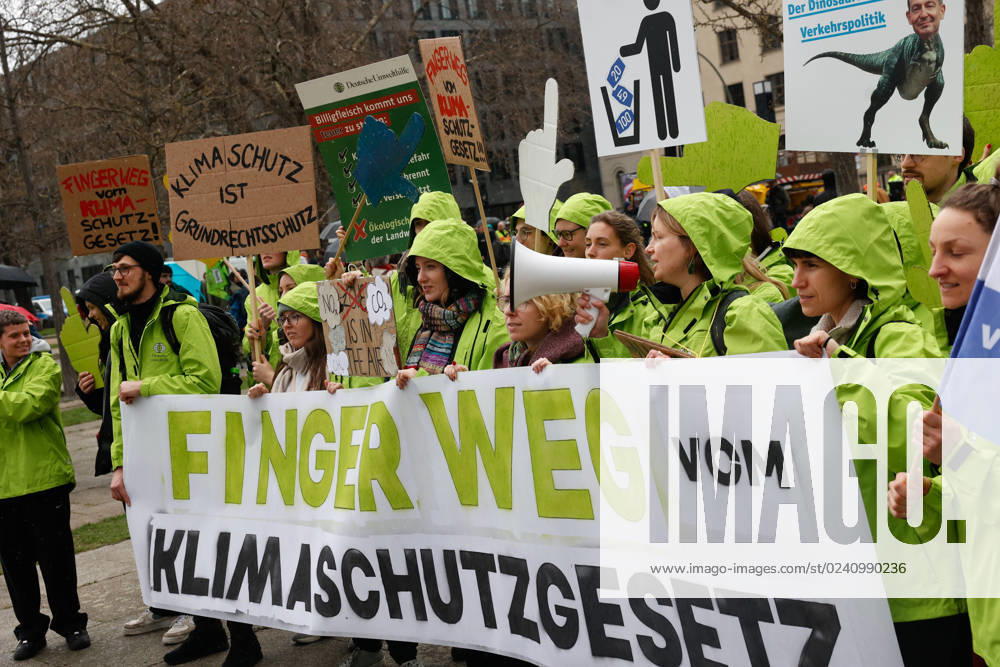 Demo der Bewegung Fridays for Future gegen die Klimaschutz Ergebnisse der Sitzung des Koalitionsausschusses vor dem Verkehrsministerium am 31.03,23 in Berlin Fridays for Future Demo gegen Klimaschutz Gesetz in Berlin