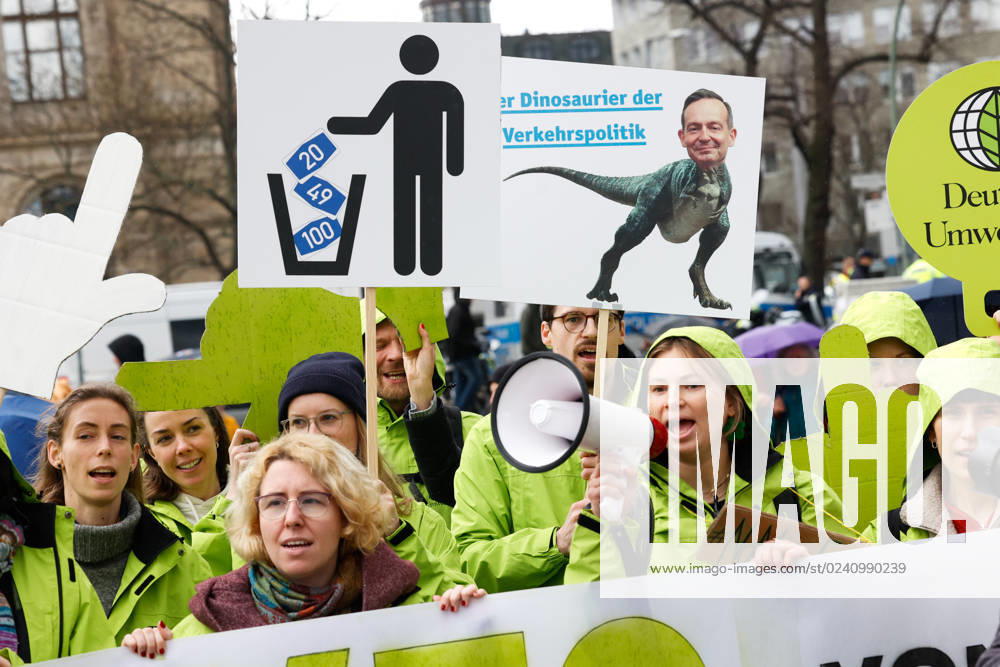 Demo der Bewegung Fridays for Future gegen die Klimaschutz Ergebnisse der Sitzung des Koalitionsausschusses vor dem Verkehrsministerium am 31.03,23 in Berlin Fridays for Future Demo gegen Klimaschutz Gesetz in Berlin