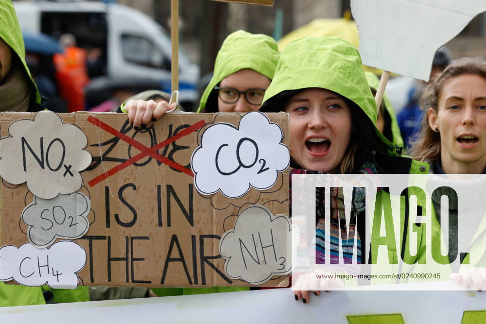 Demo der Bewegung Fridays for Future gegen die Klimaschutz Ergebnisse der Sitzung des Koalitionsausschusses vor dem Verkehrsministerium am 31.03,23 in Berlin Fridays for Future Demo gegen Klimaschutz Gesetz in Berlin
