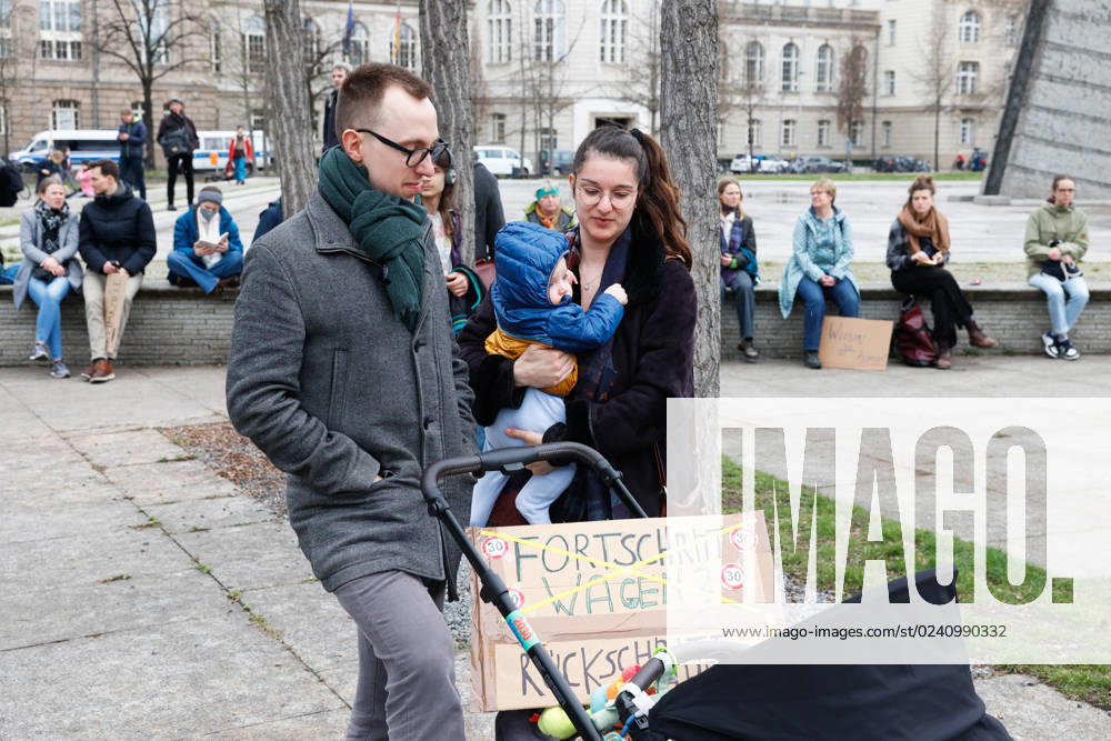 Demo der Bewegung Fridays for Future gegen die Klimaschutz Ergebnisse der Sitzung des Koalitionsausschusses vor dem Verkehrsministerium am 31.03,23 in Berlin Fridays for Future Demo gegen Klimaschutz Gesetz in Berlin