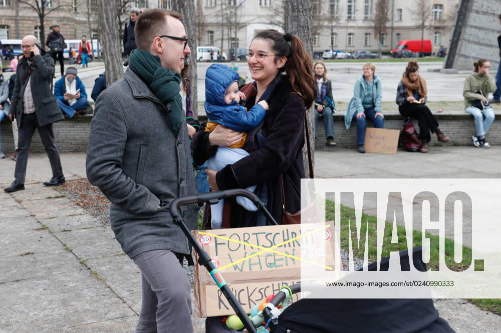 Demo der Bewegung Fridays for Future gegen die Klimaschutz Ergebnisse der Sitzung des Koalitionsausschusses vor dem Verkehrsministerium am 31.03,23 in Berlin Fridays for Future Demo gegen Klimaschutz Gesetz in Berlin