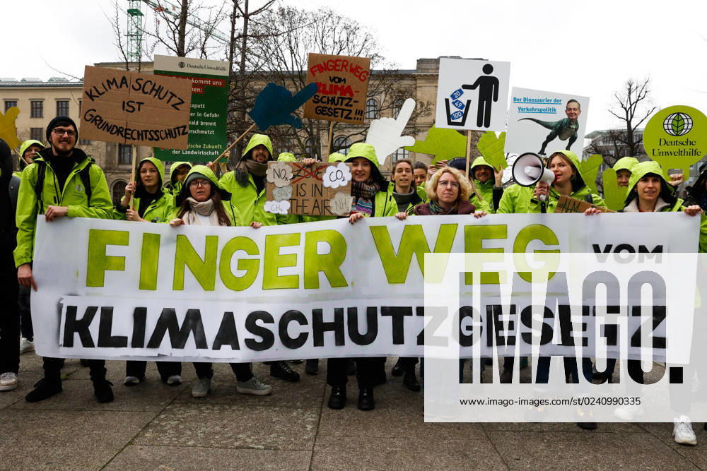 Demo der Bewegung Fridays for Future gegen die Klimaschutz Ergebnisse der Sitzung des Koalitionsausschusses vor dem Verkehrsministerium am 31.03,23 in Berlin Fridays for Future Demo gegen Klimaschutz Gesetz in Berlin