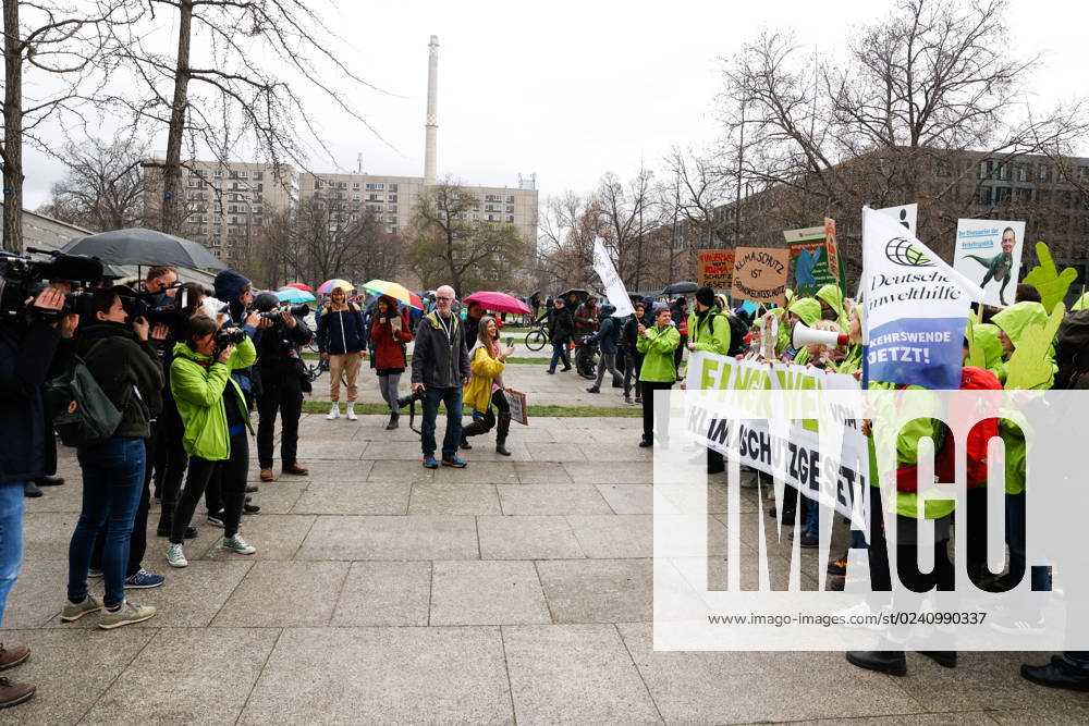 Demo der Bewegung Fridays for Future gegen die Klimaschutz Ergebnisse der Sitzung des Koalitionsausschusses vor dem Verkehrsministerium am 31.03,23 in Berlin Fridays for Future Demo gegen Klimaschutz Gesetz in Berlin