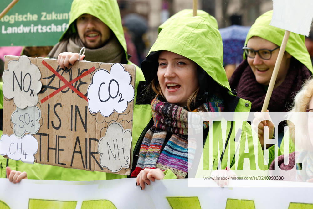 Demo der Bewegung Fridays for Future gegen die Klimaschutz Ergebnisse der Sitzung des Koalitionsausschusses vor dem Verkehrsministerium am 31.03,23 in Berlin Fridays for Future Demo gegen Klimaschutz Gesetz in Berlin