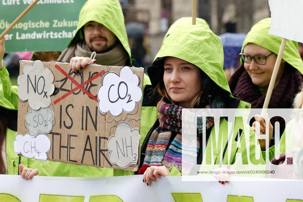 Demo der Bewegung Fridays for Future gegen die Klimaschutz Ergebnisse der Sitzung des Koalitionsausschusses vor dem Verkehrsministerium am 31.03,23 in Berlin Fridays for Future Demo gegen Klimaschutz Gesetz in Berlin