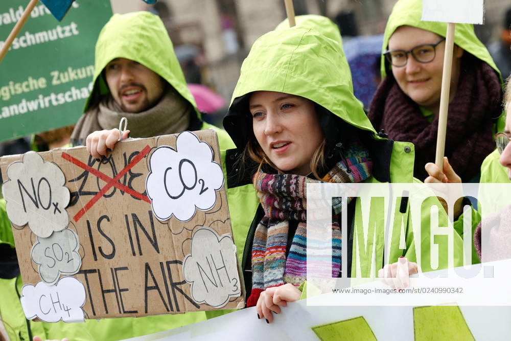 Demo der Bewegung Fridays for Future gegen die Klimaschutz Ergebnisse der Sitzung des Koalitionsausschusses vor dem Verkehrsministerium am 31.03,23 in Berlin Fridays for Future Demo gegen Klimaschutz Gesetz in Berlin