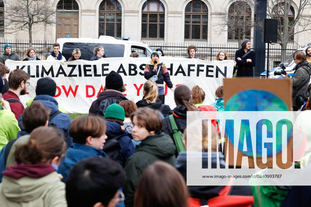 Demo der Bewegung Fridays for Future gegen die Klimaschutz Ergebnisse der Sitzung des Koalitionsausschusses vor dem Verkehrsministerium am 31.03,23 in Berlin Fridays for Future Demo gegen Klimaschutz Gesetz in Berlin