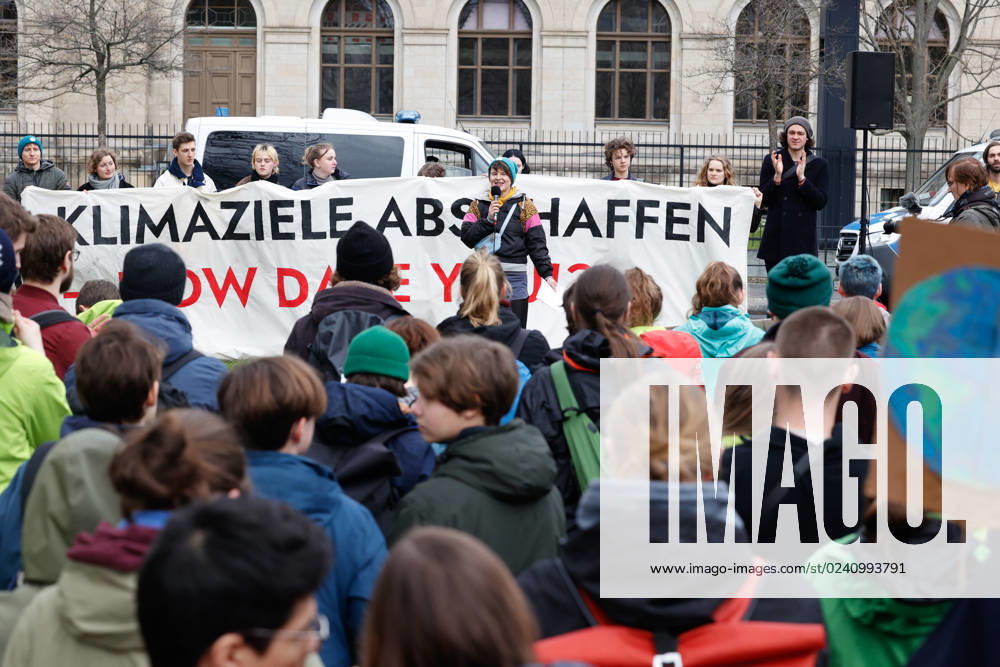 Demo der Bewegung Fridays for Future gegen die Klimaschutz Ergebnisse der Sitzung des Koalitionsausschusses vor dem Verkehrsministerium am 31.03,23 in Berlin Fridays for Future Demo gegen Klimaschutz Gesetz in Berlin