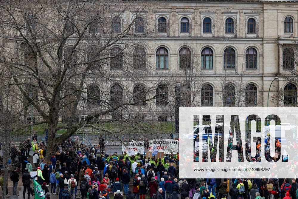 Demo der Bewegung Fridays for Future gegen die Klimaschutz Ergebnisse der Sitzung des Koalitionsausschusses vor dem Verkehrsministerium am 31.03,23 in Berlin Fridays for Future Demo gegen Klimaschutz Gesetz in Berlin