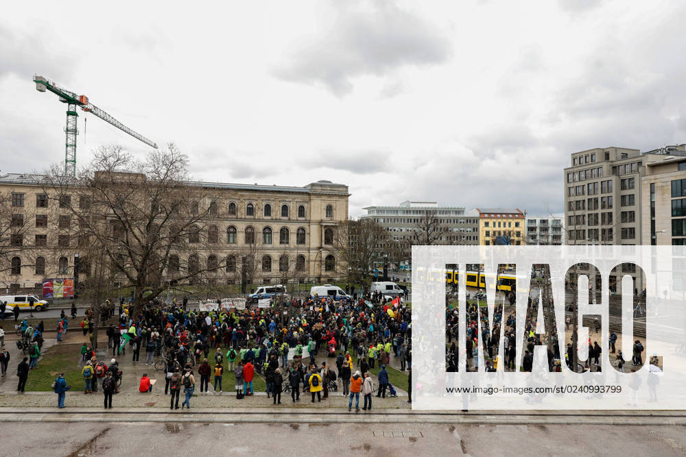 Demo der Bewegung Fridays for Future gegen die Klimaschutz Ergebnisse der Sitzung des Koalitionsausschusses vor dem Verkehrsministerium am 31.03,23 in Berlin Fridays for Future Demo gegen Klimaschutz Gesetz in Berlin