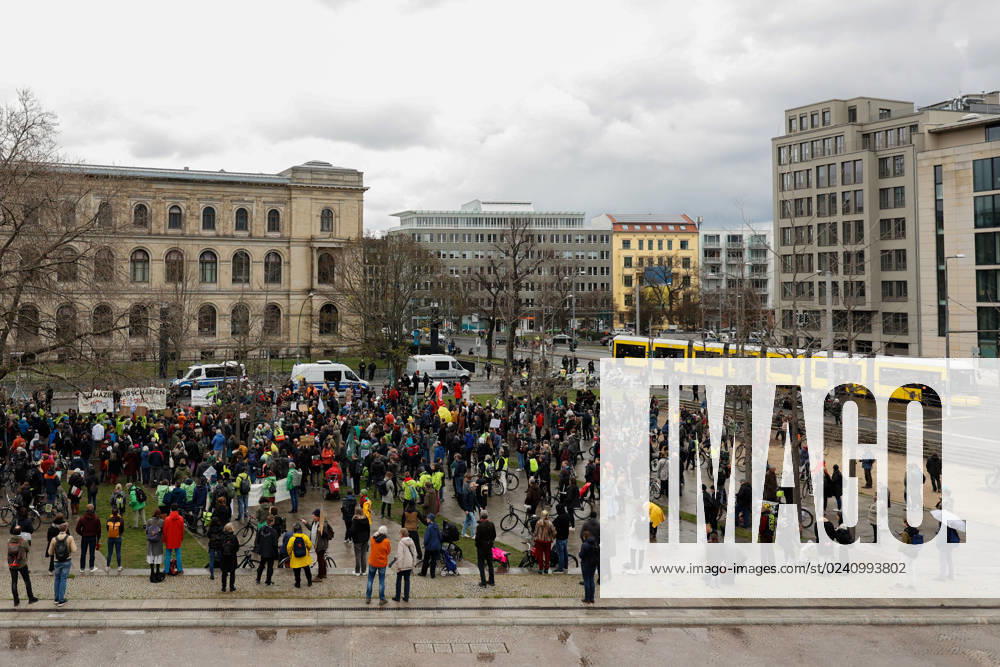 Demo der Bewegung Fridays for Future gegen die Klimaschutz Ergebnisse der Sitzung des Koalitionsausschusses vor dem Verkehrsministerium am 31.03,23 in Berlin Fridays for Future Demo gegen Klimaschutz Gesetz in Berlin
