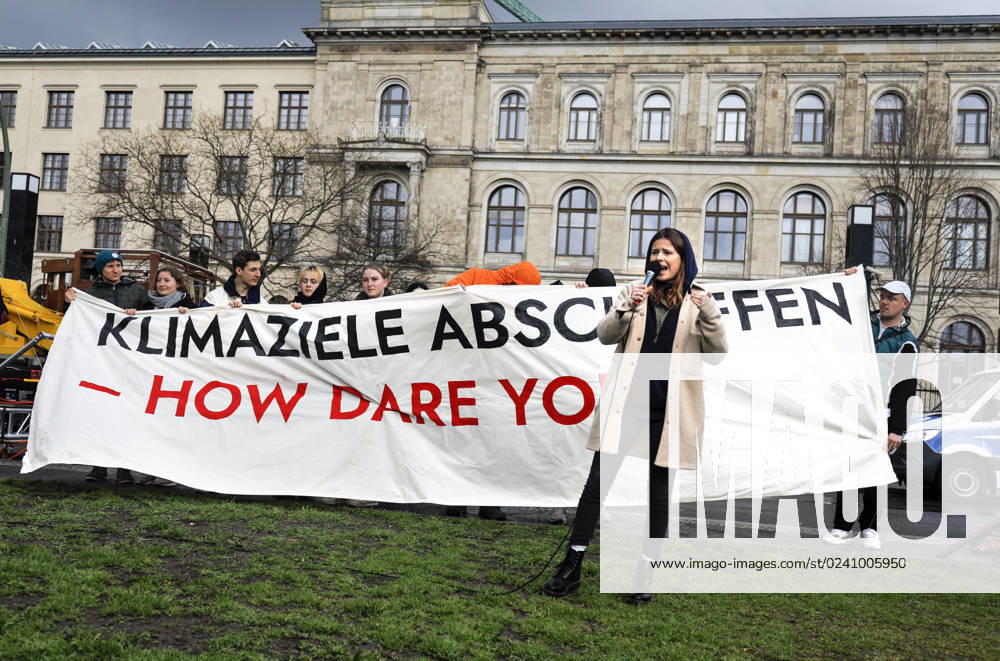 Luisa Neubauer Berlin, 31.03.2023 - Luisa Neubauer spricht waehrend einer Demonstration von Fridays for Future fuer die Einhaltung von Klimazielen und den Ruecktritt von Verkehrsminister Volker Wissing am Bundesverkehrsministerium. Berlin Berlin Deutschland