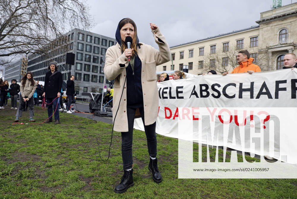 Luisa Neubauer Berlin, 31.03.2023 - Luisa Neubauer spricht waehrend einer Demonstration von Fridays for Future fuer die Einhaltung von Klimazielen und den Ruecktritt von Verkehrsminister Volker Wissing am Bundesverkehrsministerium. Berlin Berlin Deutschland
