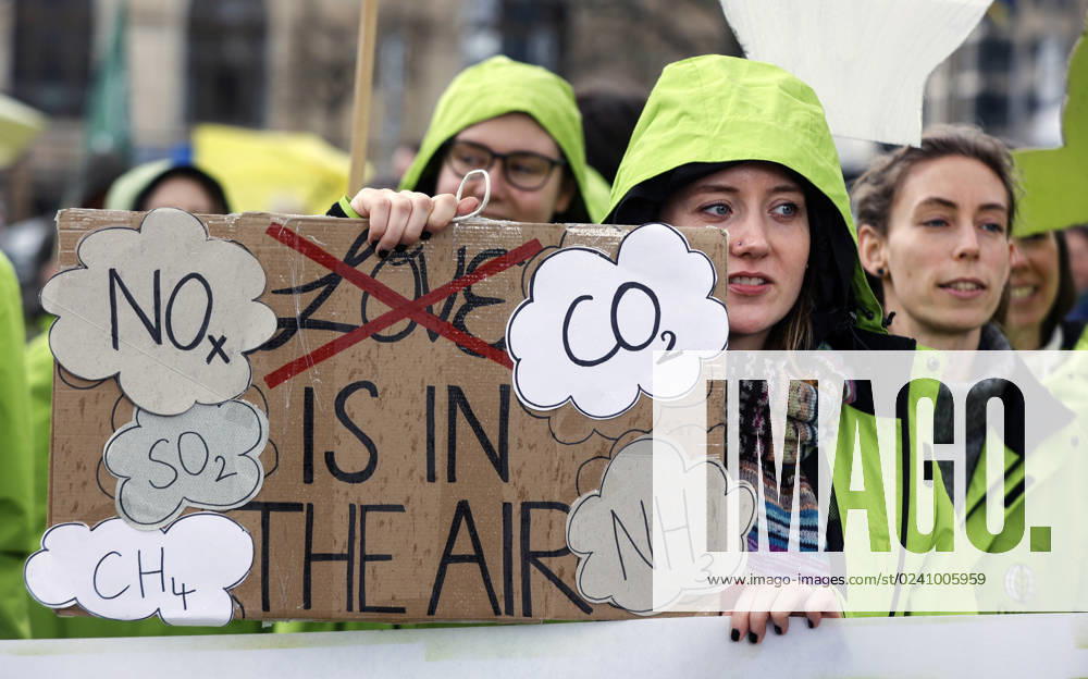 Fridays for future Demo Berlin, 31.03.2023 - Fridays for Future Demonstration am Bundesverkehrsministerium fuer die Einhaltung von Klimazielen und den Ruecktritt von Verkehrsminister Volker Wissing am Bundesverkehrsministerium. Berlin Berlin Deutschland