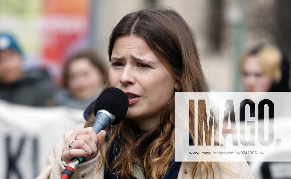 Luisa Neubauer Berlin, 31.03.2023 - Luisa Neubauer spricht waehrend einer Demonstration von Fridays for Future fuer die Einhaltung von Klimazielen. Berlin Berlin Deutschland