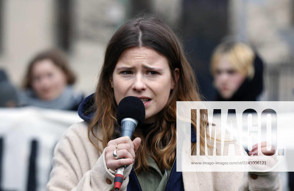 Luisa Neubauer Berlin, 31.03.2023 - Luisa Neubauer spricht waehrend einer Demonstration von Fridays for Future fuer die Einhaltung von Klimazielen. Berlin Berlin Deutschland