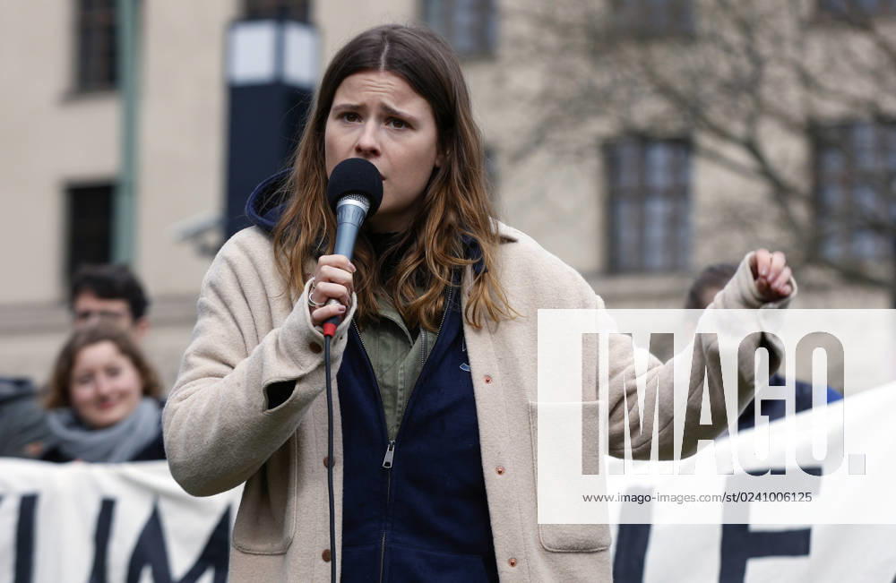Luisa Neubauer Berlin, 31.03.2023 - Luisa Neubauer spricht waehrend einer Demonstration von Fridays for Future fuer die Einhaltung von Klimazielen. Berlin Berlin Deutschland