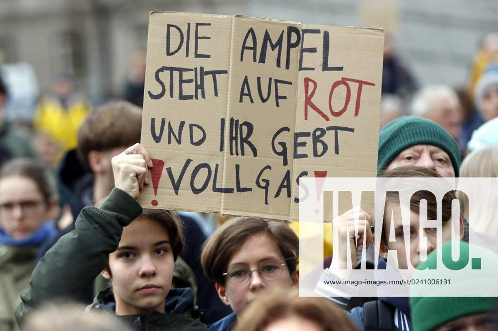Fridays for future Demo Berlin, 31.03.2023 - Fridays for Future Demonstration am Bundesverkehrsministerium fuer die Einhaltung von Klimazielen und den Ruecktritt von Verkehrsminister Volker Wissing am Bundesverkehrsministerium. Berlin Berlin Deutschland