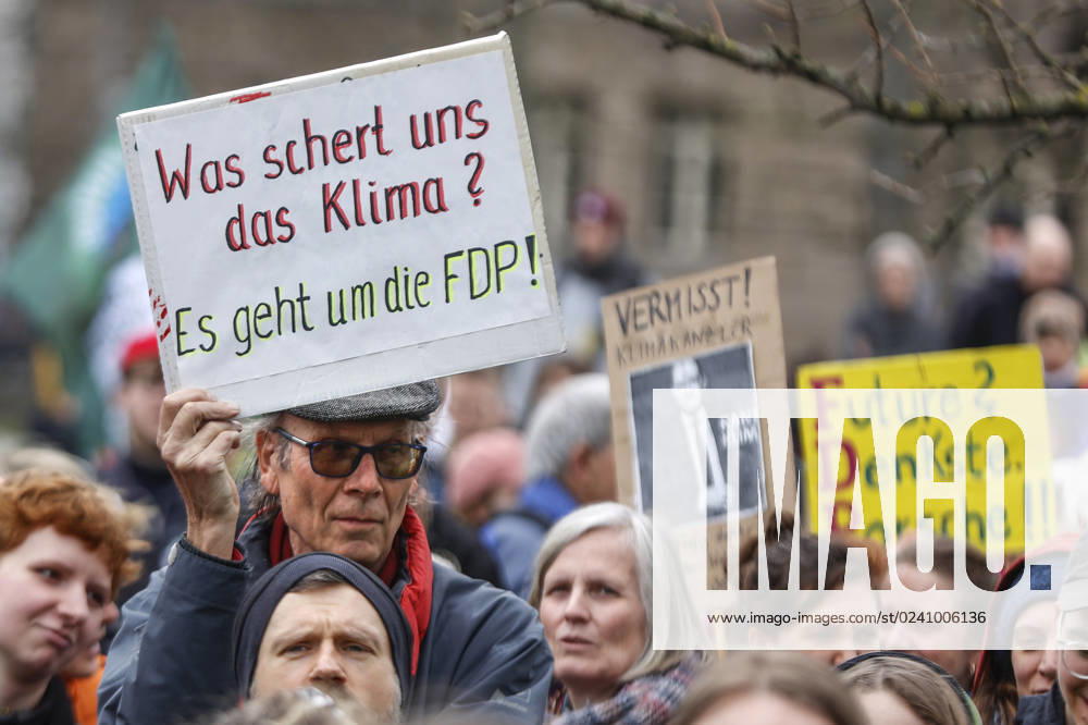 Fridays for future Demo Berlin, 31.03.2023 - Fridays for Future Demonstration am Bundesverkehrsministerium fuer die Einhaltung von Klimazielen und den Ruecktritt von Verkehrsminister Volker Wissing am Bundesverkehrsministerium. Berlin Berlin Deutschland