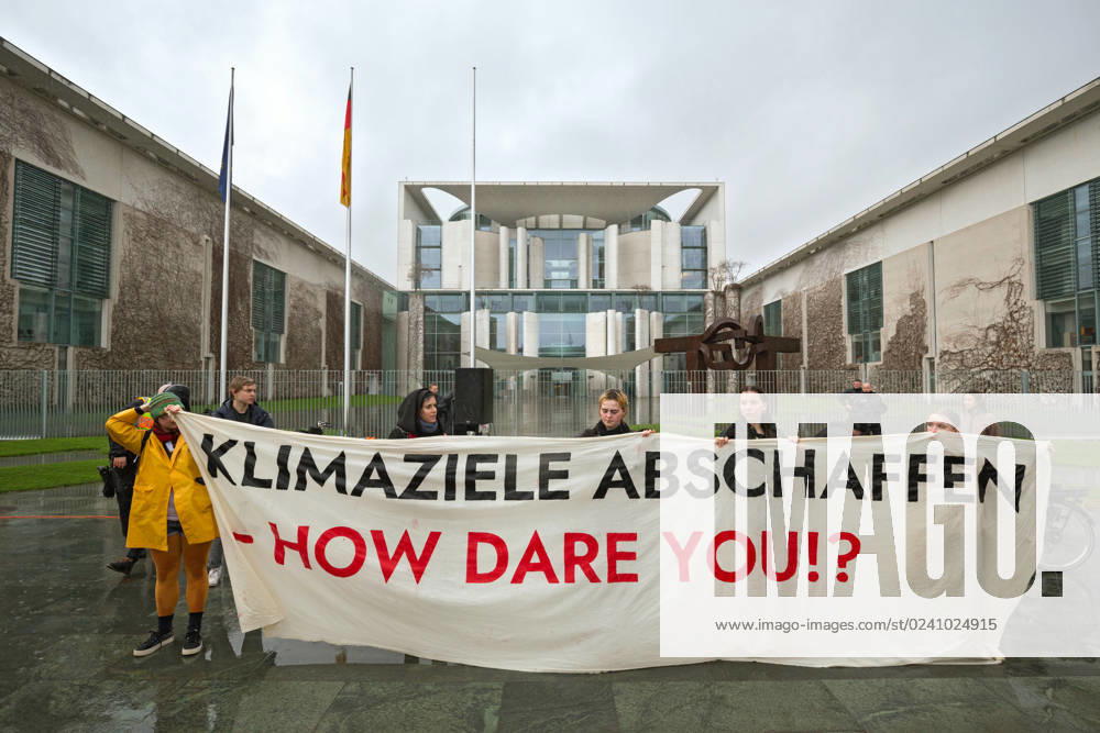 Berlin, Deutschland, DEU - Klima-Demonstration fuer den Ruecktritt von FDP-Verkehrsminister Volker Wissing am Kanzleramt 31.03.2023, Berlin, Deutschland, DEU - Klima-Demonstration fuer den Ruecktritt von FDP-Verkehrsminister Volker Wissing am Kanzleramt. Demonstranten protestieren im stroemenden Regen mit Plakaten und Banner vor dem Kanzleramt gegen die Klima-Politik der Bundesregierung. Berlin Berlin Deutschland