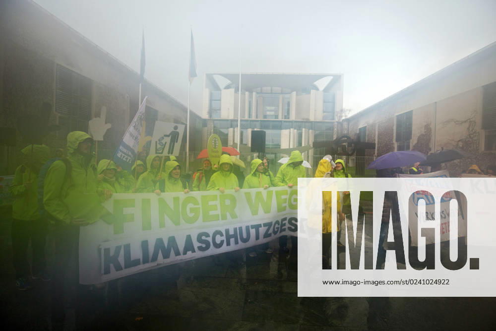 Berlin, Deutschland, DEU - Klima-Demonstration fuer den Ruecktritt von FDP-Verkehrsminister Volker Wissing am Kanzleramt 31.03.2023, Berlin, Deutschland, DEU - Klima-Demonstration fuer den Ruecktritt von FDP-Verkehrsminister Volker Wissing am Kanzleramt. Demonstranten protestieren im stroemenden Regen mit Plakaten und Banner vor dem Kanzleramt gegen die Klima-Politik der Bundesregierung. Berlin Berlin Deutschland